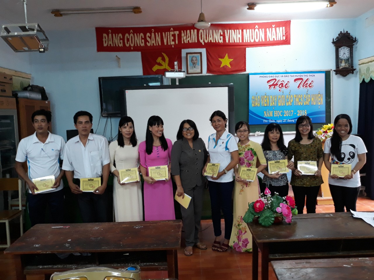 Cô Lê Thị Tuyết Linh phát thưởng cho GV đạt danh hiệu GV dạy giỏi cấp trường