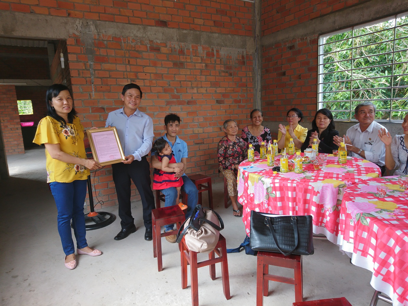 Chủ tịch CĐGD Tỉnh trao Quyết định tặng nhà Mái ấm CĐ cho cô Phương Thảo ngày 11-1-2018