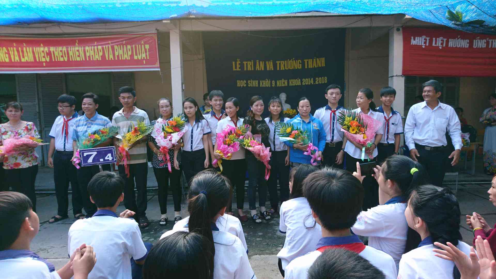 Học sinh tặng hoa tri ân phụ huynh lớp 9