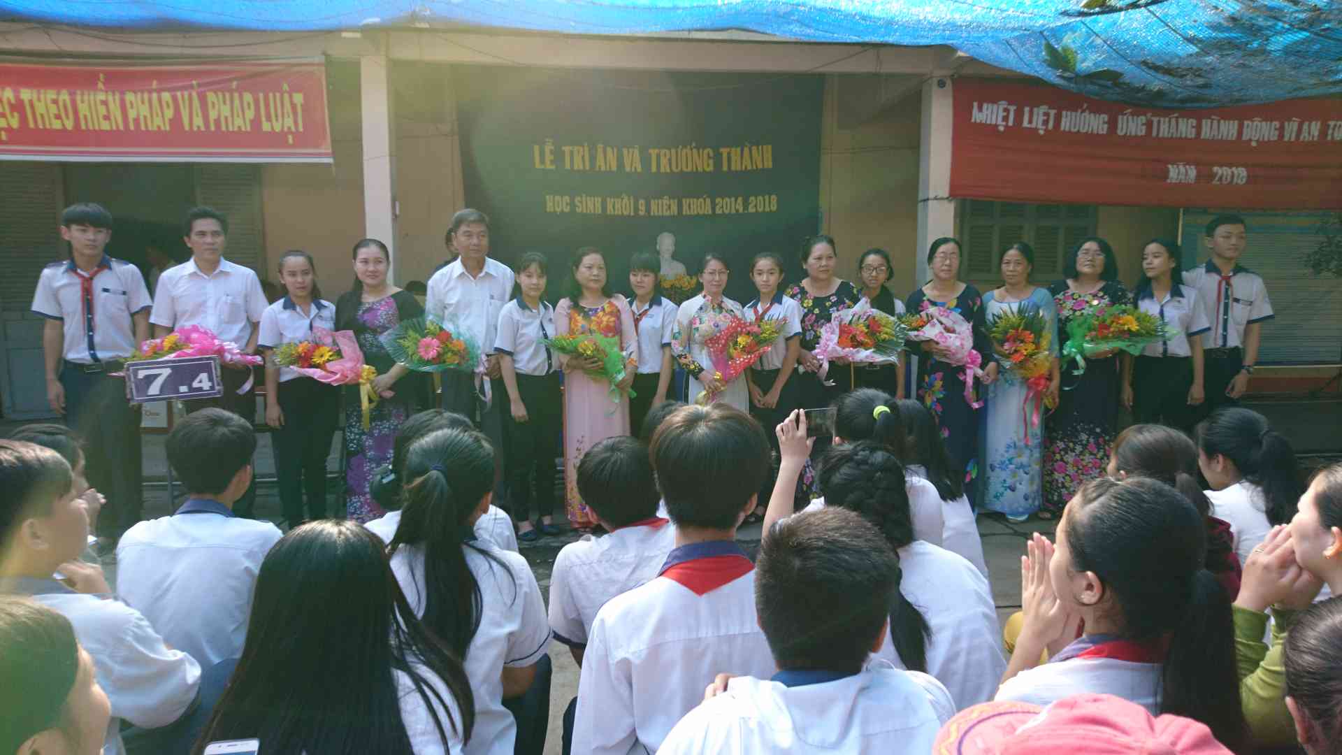Học sinh tặng hoa tri ân thầy cô giáo chủ nhiệm lớp 9